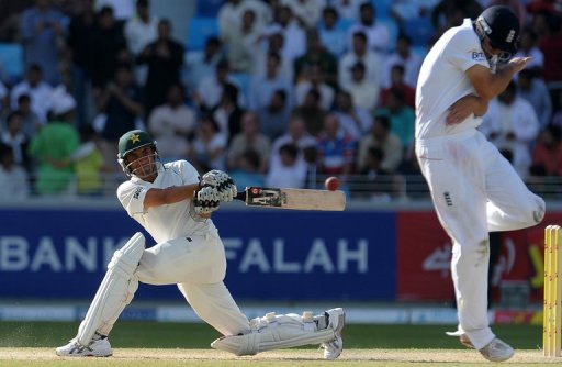 Master blaster Younis Khan's hundred gives Pakistan upper hand in the 3rd Test against England
