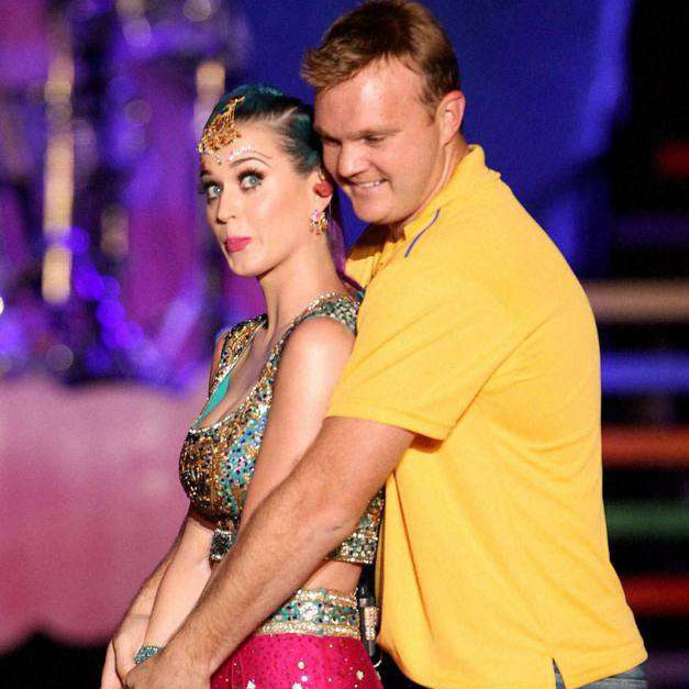 Doug Bollinger gives batting lesson to Katy Perry